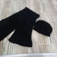 شال وکلاه مشکی دوخته شده با دستگاه|لباس|رباط‌کریم, رباط‌کریم|دیوار