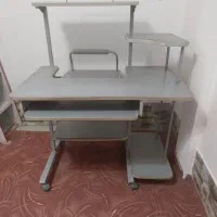 میز تحریر و کامپیوتر بزرگ و جادار