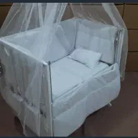 گهواره و تخت کنار مادر