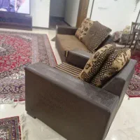 مبل ۷ نفره چرم بسیار تمیز و کاملا سالم|مبلمان خانگی و میز عسلی|تهران, جنت‌آباد شمالی|دیوار