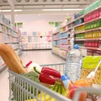 فروشنده خانم در سوپرمارکتی