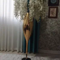 گل مصنوعی به همراه گلدان