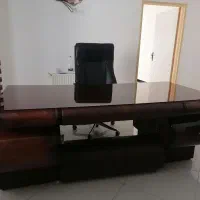 میز مدیریت چرم کوب و روکش شده با چوب گردو