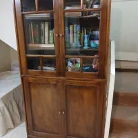 کتابخانه و صندلی