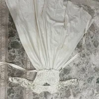 مقداری لباس نو به فروش میرسید