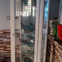 بوفه تمیز  با چند تیکه ظرف سفال