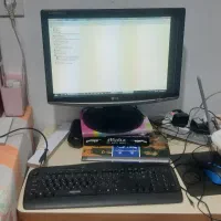 کامپیوتر رومیزی و میز