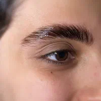 لیفت مژه و ابرو با اصلاح رایگان ظرفیت محدود