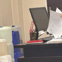 خانم منشی با تحصیلات کارشناسی و آراسته
