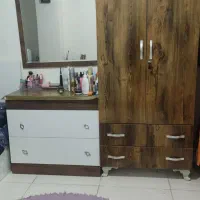 تخت  بدون تشک همراه با میز توالت وکمد بزرگجادار|تخت و سرویس خواب|شاهین‌شهر, خانه کارگر|دیوار