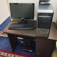 کامپیوتر با میز صندلی