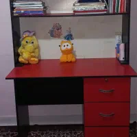 میز تحریر و کتابخانه