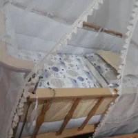 تخت کنار مادر
