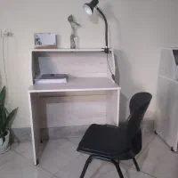 میز و صندلی و چراغ مطالعه