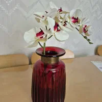 گلدان شیشه ای با گل