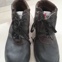 نیم بوت مردانه نوی نو وچند جفت کفش پسرانه