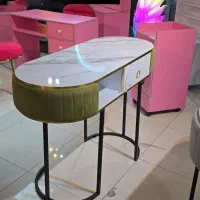 کلیه وسایل سالنی موجود(پک کاشت ناخن و..)