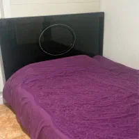 تخت دونفره با آینه بلند ریلی با دوتا میز دوکشویی