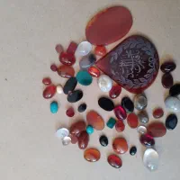 تعدادی نگین و بدلیجات