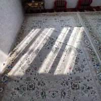 قالی و میز تلویزیون