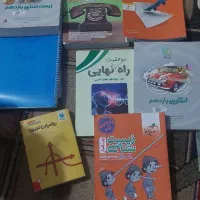 تعدادی کتاب کنکور و جزوه تجربی هست