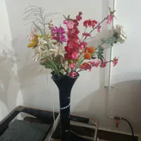 گلدان شیشه ای با شاخه های گل مصنوعی