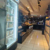 فروشنده ، سالن دار