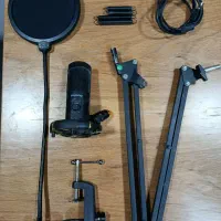 میکروفون حرفه ای همراه با پایه