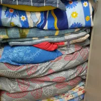 چند دست رختخواب هنوز شسته نشده چون استفاده نشده