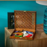 جعبه چوبی هدیه شکلات طرح حصیری با ظاهر زیبا و سنتی