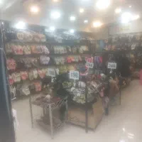 فروشنده فروشگاه صندل و دمپایی