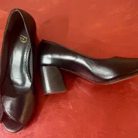 کفش‌ پاشنه‌ دار چرم مشکی