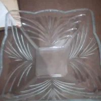 تعدادی‌وسایل‌میوه‌خوری‌بزرگ‌میوه‌خوری‌پایه‌دار