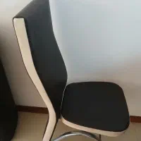 چهار عدد صندلی فلزی با روکش چرم کاملا سالم ودرحدنو