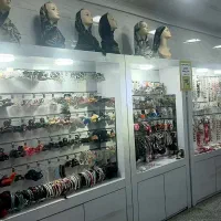 مقداری دکور و ویترین وتوری و سبد حراجی و مانکن سر