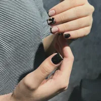 انجام خدمات کاشت و ژلیش پا  و پدیکور پا