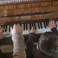 تدریس پیانو به خانمها و کودکان