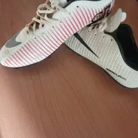 یک جفت کفش چمن مصنوعی