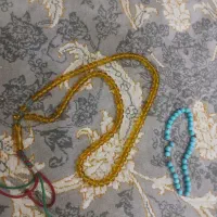 تسبیح فیروزه و صندل اوس دوتاش ۳۰ ملیون قدمت داره