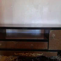 زیر تلویزیون بزرگ