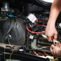 تعمیر و عیب یابی برق خودرو در محل