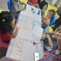 مربی کودک مسط به زبان و با حوصله