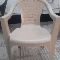 صندلی و سطل زباله