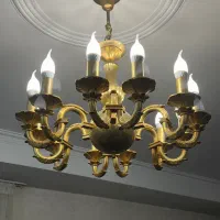 دو عدد لوستر برنجی ۱۲ شاخه به همراه یک دیوارکوب