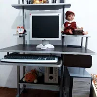 میز تحریر و کامپیوتر