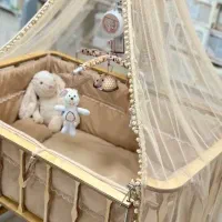 تخت کنار مادر