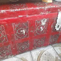 صندوق قدیمی وپشتی