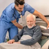 پرستار سالمند کودک همراه بیماردربیمارستان نظافتچی