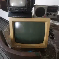 تلوزیون سیاه و سفید قدیمی و رادیو قدیمی