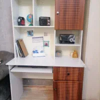 میز کامپیوتر در حد تمیز